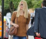 <p>Claudia Schiffer est elle aussi au top... Le combat de look rique d\'être serré ! Londres, 23 mai 2011</p>