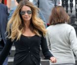 Elle McPherson est toujours au top, même pour aller chercher ses enfants à l\'école. Londres, 23 mai 2011