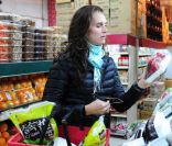 Brooke Shields en train de faire ses courses dans un supermarché coréen The Han Ah Reum à New York le 24 mai 2011.   