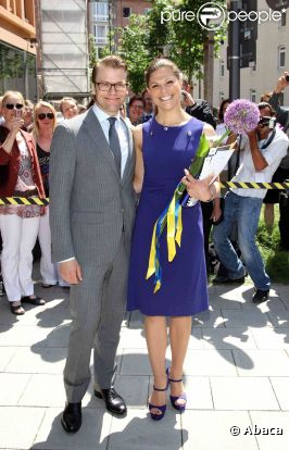 La princesse Victoria, en robe bleu saphir le 25 mai, et le prince Daniel de Suède en visite officielle à Munich du 24 au 27 mai 2011.