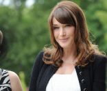 Carla Bruni-Sarkozy accueille les épouses des chefs d'Etat du G8 à la villa Strassburger à Deauville, le 26 mai 2011