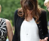 Carla Bruni-Sarkozy ne peut plus cacher sa grossesse et accueille les épouses des chefs d'Etat du G8 à la villa Strassburger à Deauville, le 26 mai 2011