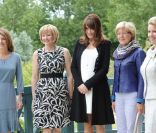 Carla Bruni-Sarkozy accueille Maria Barroso, Laureen Harper, Geertrui Van Rompuy et Svetlana Medvedev, les épouses des chefs d'Etat du G8 à la villa Strassburger à Deauville, le 26 mai 2011