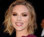 C'est en solo que Scarlett Johansson a assisté organisée par le magazine américain Vanity Fair après la cérémonie des Oscars, le 27 février 2011. 