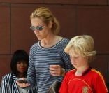 Maria Bello dans les rues de Beverly Hills, sortant d'un centre médical avec son fils Jackson, le 25 mai 2011