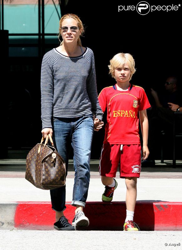 Maria Bello dans les rues de Beverly Hills, sortant d'un centre médical avec son fils Jackson, le 25 mai 2011