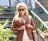 Reese Witherspoon en promenade à Los Angeles le 26 mai 2011