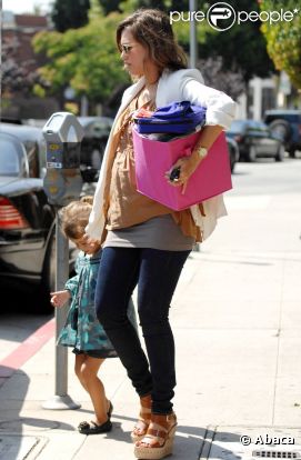 Jessica Alba a opté pour des talons compensés beaucoup trop hauts pour aller chercher sa fille Honor à l'école. Santa Monica, 26 mai 2011