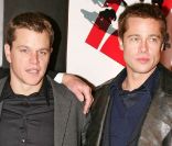 Matt Damon et Brad Pitt, ici en promotion de <em>Ocean\'s Twelve</em> à Paris en décembre 2012, ont prêté leurs voix à des personnages de <em>Happy Feet 2</em>, en salles le 7 décembre 2011.