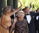 La princesse Maxima des Pays-Bas lors de la célébration de son 40e  anniversaire à Amsterdam le 27 mai 2011, avec son époux le prince Willem  Alexander et sa belle-mère la reine Beatrix 