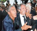 Samy Naceri monte les marches du festival de Cannes pour l\'hommage à Jean-Paul Belmondo, ici avec Richard Anconina, le 17 mai 2011.<br />