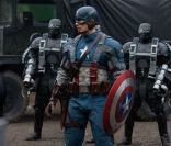  Captain America  va débarquer au cinéma le 17 août sans faute avec sa belle combinaison bleue et son bouclier. 
