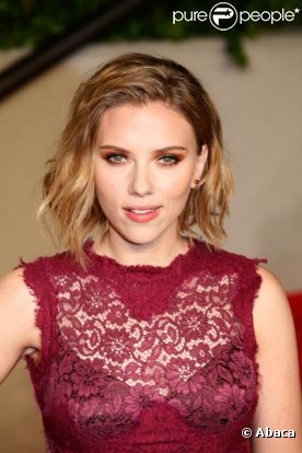 Scarlett Johansson pose lors des Oscars 2011 à Los Angeles 