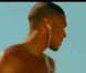 Senna dans son clip Clap your hands !
