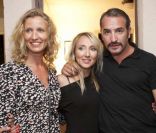 Audrey Lamy, sa soeur Alexandra et son beau-frère Jean Dujardin, au festival de Ramatuelle, le 31 juillet 2010. 