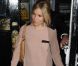 Sienna Miller connaît désormais ses classiques : jean slim, derbies colorées (pile dans la saison été 2011) et top nude, elle fait carton plein 
