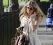Sienna Miller connaît ses classique bobo-chic avec une robe fluide, des boots plates et des lunettes tendance 