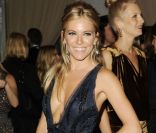 Sienna Miller dans une tenue étudiée pour le red carpet. La belle blonde a du style et elle le prouve !<br />