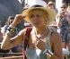 Sienna Miller en plein festival de look ! Pour écouter de la bonne musique, elle enfile la tenue parfaite : short en jean, chapeau de paille et chaussures plates. Un bon mix.  