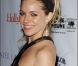 Sienna Miller en mode queue-de-cheval palmier et bandeau noir. Un beauty look qui aurait fonctionné... dans les années 80 ! 