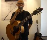 Fin mai 2011, Moby donnait un concert dans une galerie photo d\'Amsterdam, la Reflex Gallery, pour promouvoir son album <em>Destroyed</em> et l\'ouvrage photo du même nom.