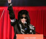 Michael Jackson annonce son retour sur scène pour This is it, à Londres, le 5 mars 2009. Il portait ce jour-là une perruque mise en vente les 25 et 26 juin 2011 à Los Angeles, par le maison Julien's Auctions.