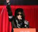 Michael Jackson annonce son retour sur scène pour This is it, à Londres, le 5 mars 2009. Il portait ce jour-là une perruque mise en vente les 25 et 26 juin 2011 à Los Angeles, par le maison Julien's Auctions.