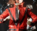 Le blouson que Michael Jackson portait dans le clip de  Thriller  sera vendu par la maison d'enchères Julien's à Beverly Hills, les 25 et 26 juin 2011.