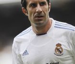 Les anciennes gloires du Real Madrid, dont Luis Figo (photo), et du Bayern Munich disputaient dimanche 5 juin 2011 à San Bernabeu le Corazon Classic, un match caritatif au profit de All for Africa pour les écoles de sport en Afrique.
