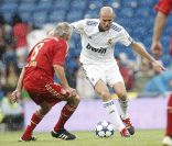 Les anciennes gloires du Real Madrid et du Bayern Munich disputaient dimanche 5 juin 2011 à San Bernabeu le Corazon Classic, un match caritatif au profit de All for Africa pour les écoles de sport en Afrique. Zinedine Zidane s'est montré particulièrement remuant. 