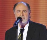 Michel Delpech sur de plateau de <em>Vivement dimanche</em>, le 6 avril 2011.<br />