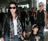 Laura Smet, ses petites soeurs Jade et Joy non loin de Laeticia Hallyday à l'aéroport de Roissy-Charles-de-Gaulle le 31 mai 2011