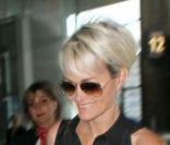 Laura Smet avec sa belle-mère Laeticia Hallyday, Jade et Joy à l'aéroport de Roissy-Charles-de-Gaulle le 31 mai 2011