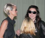 Complicité entre Laeticia Hallyday, Laura Smet et Johnny Hallyday à l'aéroport de Roissy-Charles-de-Gaulle le 31 mai 2011