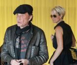 Laura Smet, Johnny Hallyday et Laeticia Hallyday à l'aéroport de Roissy-Charles-de-Gaulle le 30 mai 2011