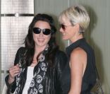 Laura Smet discutant avec sa belle-mère Laeticia Hallyday à l'aéroport de Roissy-Charles-de-Gaulle le 31 mai 2011