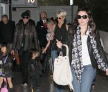 La famille Hallyday à l'aéroport de Roissy-Charles-de-Gaulle le 31 mai 2011