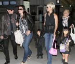 Johnny Hallyday, avec ses filles Laura Smet, Jade et Joy ainsi que sa femme Laeticia à l'aéroport de Roissy-Charles-de-Gaulle le 31 mai 2011