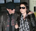 Johnny Hallyday et Laura Smet à l'aéroport de Roissy-Charles-de-Gaulle le 31 mai 2011