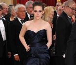 Ces apparitions en robe du soir son rare mais là Kirsten Stewart fait sensation.... Une vraie star hollywoodienne dans cette ravissante robe longue bleu nuit ! Los Angeles, 7 mars 2010 