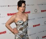 Kirsten Stewart affiche son corps parfait dans une mini robe bustier, la pièce maîtresse de sa garde robe ! New York, 17 mars 2011<br />