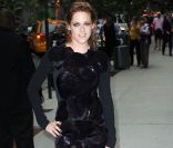 La jeune fille timide se transforme en canon de beauté... Dans sa robe moulante, Kirsten Stewart fait chavirer des coeurs ! New York, 17 juin 2010 