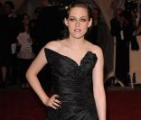La petite Kirsten Stewart se métamorphose en belle de nuit dans cette ravissante création transparente. New York, 3 mai 2010 