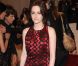 Pour une soirée dédiée à la mode, Kirsten Stewart porte une robe longue rouge et noire qui ne la met pas vraiment en valeur... New York, 2 mai 2011 
