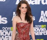 Kirsten Stewart affirme toujours son goût pour le style rock'n'roll avec cette mini robe cloutée et sa coiffure grunge ! Los Angeles, 5 juin 2011 