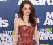 Kirsten Stewart affirme toujours son goût pour le style rock'n'roll avec cette mini robe cloutée et sa coiffure grunge ! Los Angeles, 5 juin 2011 