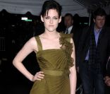 Kristen Stewart est ravissante dans cette petite robe... Seul problème : la couleur vert kaki qui ne lui va pas du tout ! New York, 19 novembre 2009