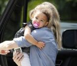 Ellen Pompeo se promène avec Stella Luna, à Los Angeles, le 2 juin 2011.