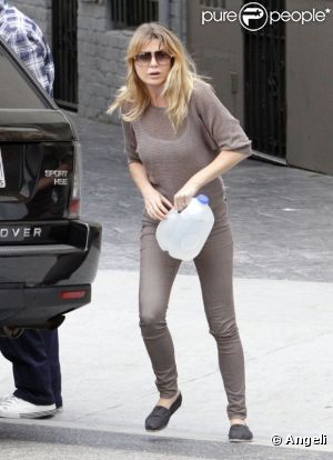 Ellen Pompeo, Chris Ivery et leur petite Stella à Los Angeles, le 4 juin 2011. Ils rentrent à leur domicile après avoir déjeuné à Beverly Hills.