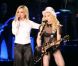 Britney Spears rejoint Madonna sur scène à Los Angeles, en novembre 2008.